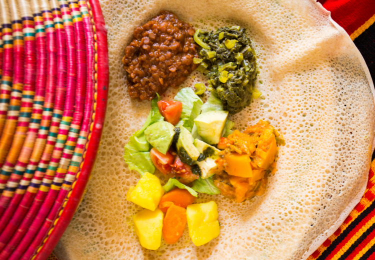 אוכל אתיופי מסורתי באדיס אבבה