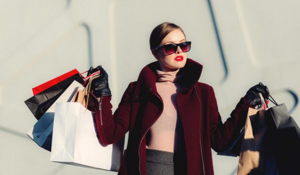 אישה מחזיקה שקיות במסע קניות