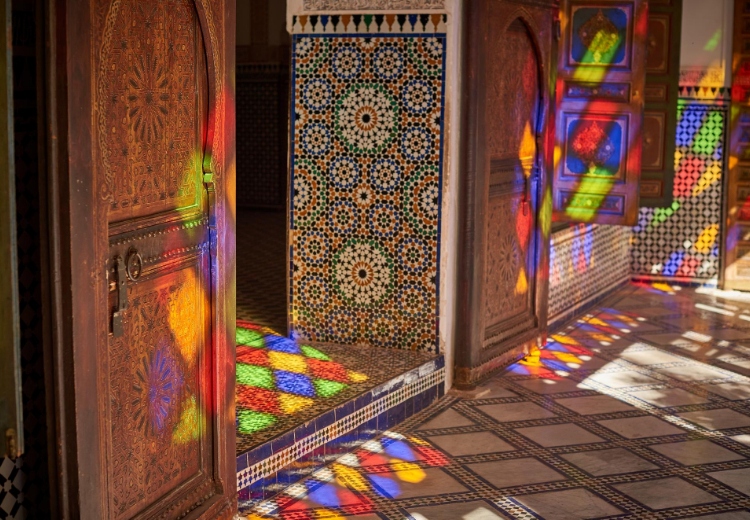 דלת צבעונית במסגד מרוקו