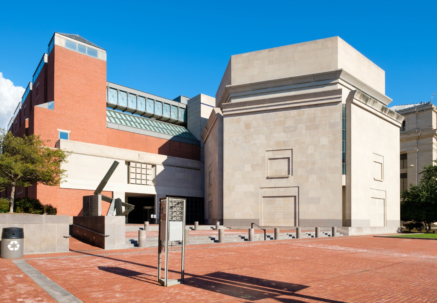 המוזיאון להנצחת השואה - The Holocaust Memorial Museum