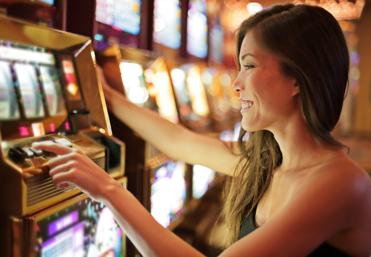 אישה משחקת במכונת מזל