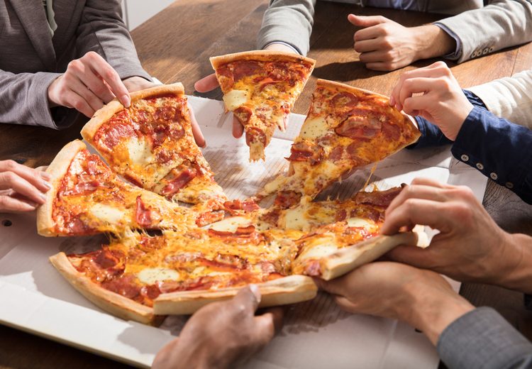 קבוצת חברים אוכלת פיצה