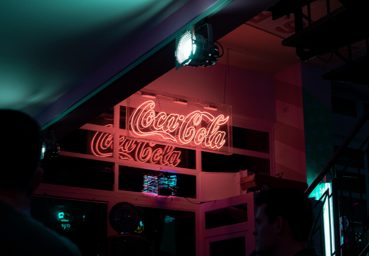 שלט ניאון של קוקה קולה