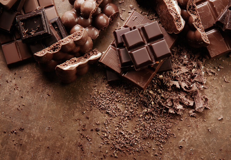 סוגי שוקולד שונים על שולחן