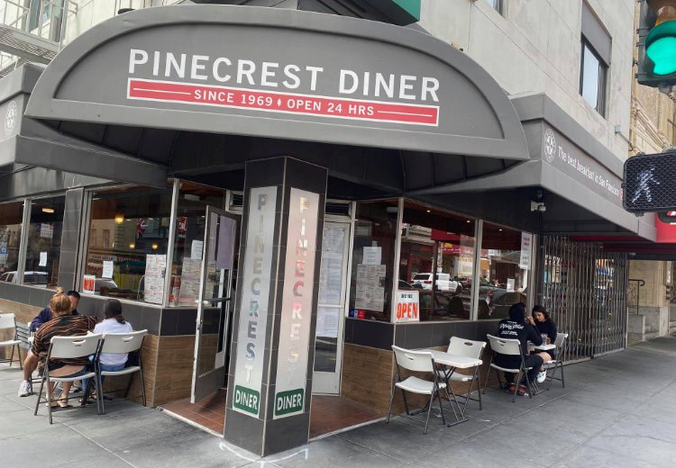 פיינקרסט דיינר - Pinecrest Diner